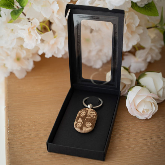 Гравиран ключодържател от дърво