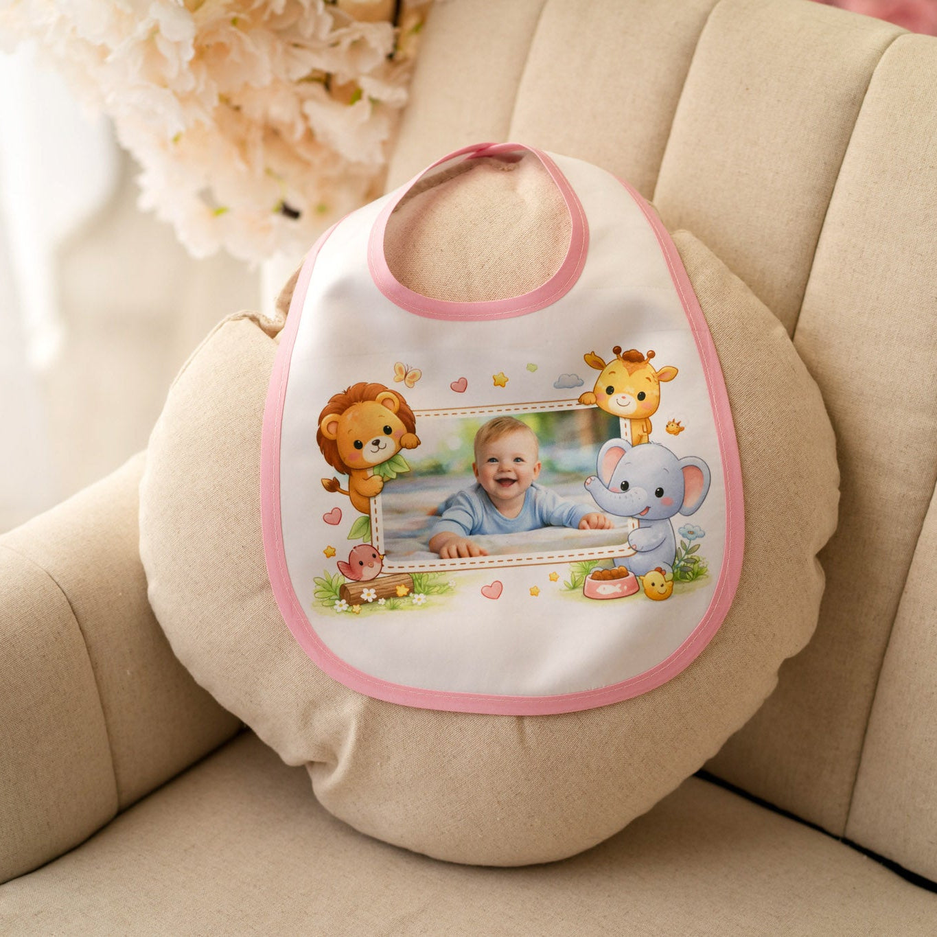 Персонализиран бебешки лигавник със снимка на диван